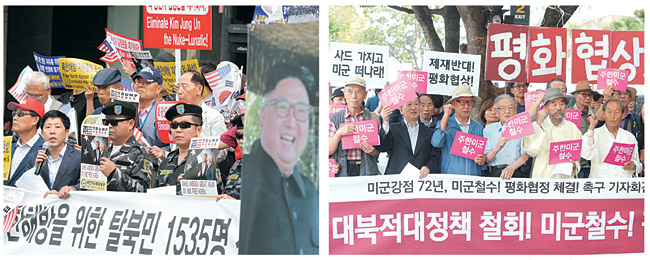 탈북군인 단체 ‘북한인민해방전선’(왼쪽 사진)이 8일 오전 11시 서울 종로구 kt광화문빌딩 앞에서 ‘핵 광신자 김정은 제거 및 북한해방을 위한 탈북민 1535명 참전(參戰) 탄원 기자회견’을 하는 사이, 19개 진보 단체로 구성된 ‘미군강점 72년, 사드철거! 미군철수! 평화협정 체결! 공동행동’은 약 15m 옆에서 주한미군 철수를 촉구하고 있다.