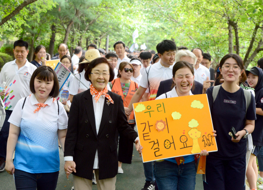 7일 서울 강남구 개포동 양재천 내 산책로에서 신연희(왼쪽 두 번째) 강남구청장이 ‘스토리가 있는 양재천 한마음 건강걷기대회’에 참가한 발달장애인들과 걷고 있다. 김선규 기자 ufokim@