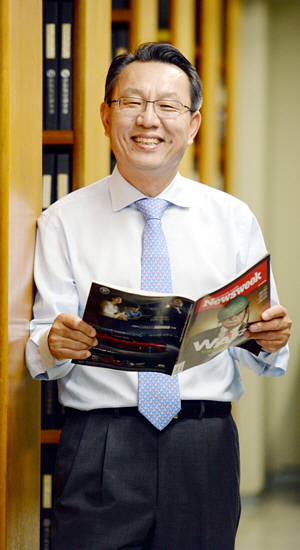 신기욱 미 스탠퍼드대 아시아태평양연구소 소장은 지난 6일 서울 중구 새문안로 문화일보 사옥에서 가진 인터뷰에서 “6차 핵실험을 강행한 북한은 이미 레드라인을 넘었으며, 이제는 핵무기 보유국가인 북한과 어떻게 살아갈지를 고민해야 할 시기”라며 “전술핵 배치든 무엇이든 핵 억지력을 갖는 것이 필요하다”고 언급하고 있다. 김선규 기자 ufokim@