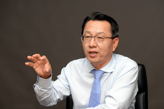 미국이 최근 한·미 FTA 개정 협상 및 폐기 논의를 당분간 중단한다고 밝힌 가운데 신기욱 미 스탠퍼드대 아시아태평양연구소 소장은 “한·미 FTA 재협상이 도널드 트럼프 대통령에겐 정치적 사안인 만큼 논의는 반드시 다시 시작될 것”이라며 “한국 정부도 일정 부분 양보하고, 한국이 가장 필요한 것을 얻는 것이 중요하다”며 이대도강(李代桃僵) 전략을 제언했다. 김선규 기자 ufokim@