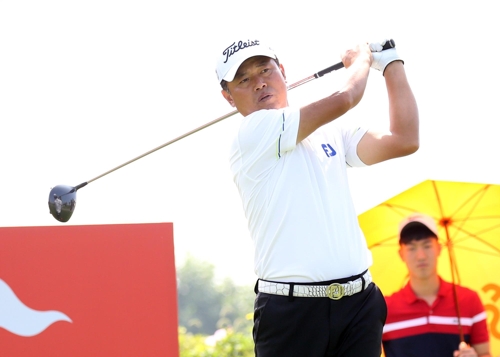 2라운드 10번홀 티샷하는 신용진[KPGA 제공=연합뉴스]