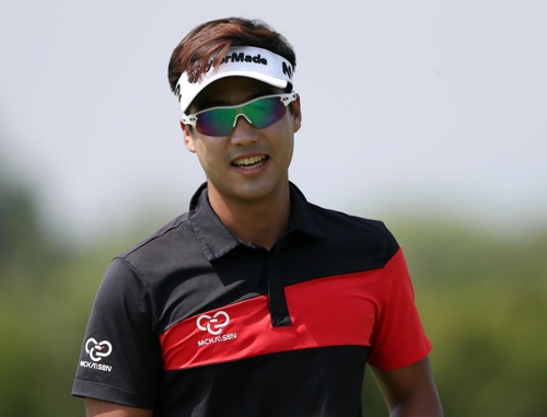 2라운드 4번홀 그린에서 미소짓는 장이근[KPGA 제공=연합뉴스]