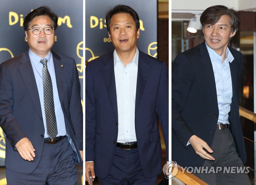 더불어민주당 우원식 원내대표(왼쪽), 청와대 임종석 비서실장(가운데), 조국 민정수석이 정기국회에서 당·청이 공조할 입법과 예산 관련 사항을 논의하기 위해 8일 오후 서울 중구의 한 음식점으로 들어가고 있다.