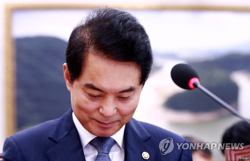 고개 숙인 식약처장