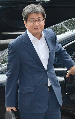 김명수 대법원장 후보자가 국회 인사청문회(12·13일)를 하루 앞둔 11일 오전 서울 서초구 사법발전재단에 마련된 청문회 준비 사무실로 출근하고 있다.