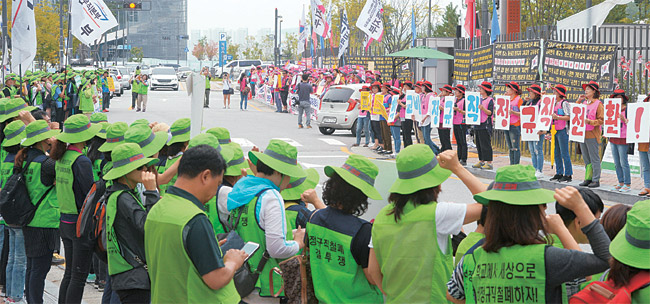영어회화전문강사, 초등스포츠강사 등 전국학교비정규직연대회의 비정규직 강사들이 5일 오후 정부세종청사 교육부 앞에서 집단피케팅을 하며 무기계약직 전환을 촉구하고 있다. 교육부는 11일 기간제 교사를 정규직 전환 대상에서 제외하는 내용의 ‘교육분야 비정규직 개선 방안’을 발표했다. 뉴시스