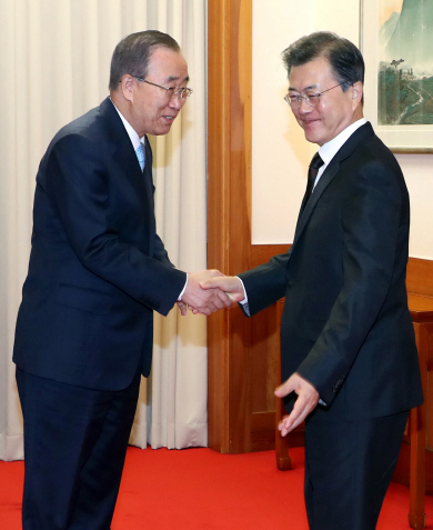 문재인 대통령이 11일 오전 청와대 본관에서 반기문 전 유엔 사무총장을 만나 악수를 나누고 있다. 연합뉴스