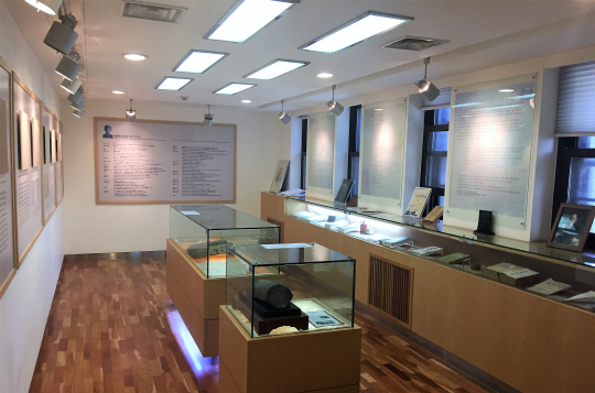 서울 신촌 연세대 내 핀슨홀 2층에 마련된 윤동주문학관. 윤동주와 관련한 원고와 평전 등을 전시하고 있다.