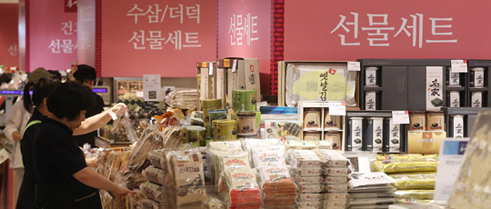 11일 오후 서울 중구 롯데백화점 본점 식품매장에서 판매원들이 추석 선물세트를 진열하고 있다. 백화점업계는 추석맞이 예약판매가 마무리 단계에 들어간 만큼 한우와 굴비 등 추석 명절 인기 상품을 전면에 내세워 본격적인 판매에 나섰다.   연합뉴스