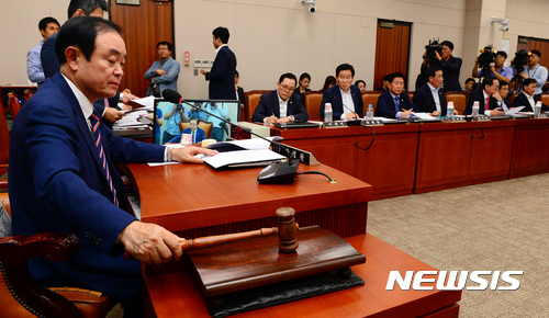 【서울=뉴시스】13일 오후 서울 영등포구 여의도 국회 산자위 회의실에서 진행된 산업통상자원중소벤처기업위원회 전체회의에서 더불어민주당 홍익표 간사를 제외한 청문위원들이 모두 퇴장한 가운데 박성진 중소벤처기업부 장관 후보자에 대한 부적격 청문보고서가 채택되고 있다.