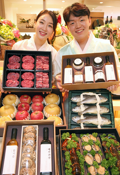 추석 명절을 앞두고 한우, 굴비, 청과 등 프리미엄급과 함께 실속 있고 가성비 높은 선물세트가 주목을 받고 있다.  현대백화점 제공