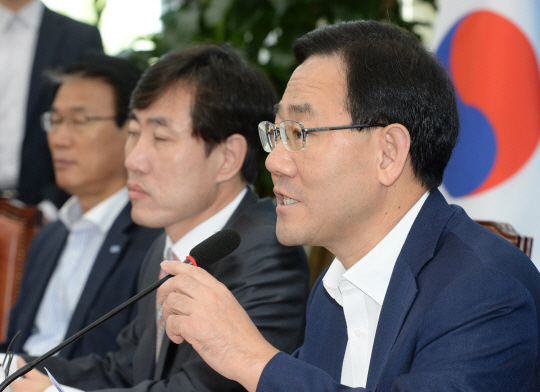 주호영(오른쪽) 바른정당 당대표 권한대행 겸 원내대표가 14일 오전 국회에서 열린 의원총회에서 모두발언을 하고 있다.