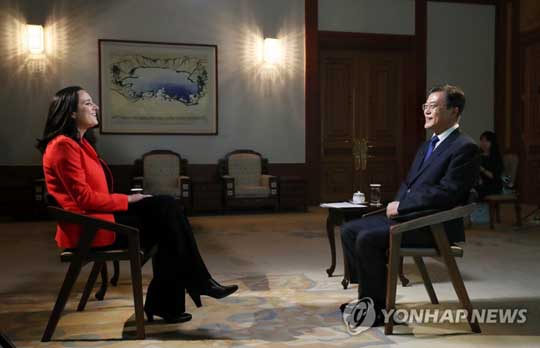 (서울=연합뉴스) 문재인 대통령이 14일 오후 청와대 본관 접견실에서 미국 CNN 방송 폴라 핸콕스 서울지국 특파원과 인터뷰하고 있다.[청와대 제공=연합뉴스]