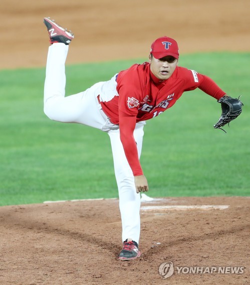 (부산=연합뉴스)  14일 오후 부산 사직야구장에서 열린 2017 KBO 프로야구 기아 타이거즈와 롯데 자이언츠의 경기. 기아 선발투수 이민우가 역투하고 있다. 2017.9.14