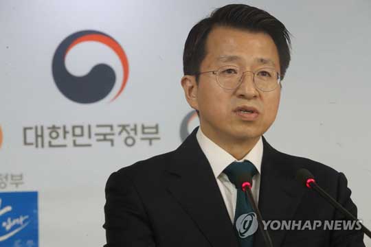 (서울=연합뉴스) 백태현 통일부 대변인이 14일 오후 서울 세종로 정부서울청사에서 국제기구를 통해 800만 달러 대북인도지원 검토한다는 발표를 하고 있다.