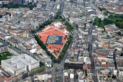 ‘기본소득이 보장된다면 당신은 무엇을 할 것인가’라고 쓰인 대형 포스터가 스위스 제네바 플랑팔레 광장에 펼쳐져 있다. 스위스는 지난 2016년 6월 5일 기본소득제 도입 여부를 묻는 국민투표를 실시했으나 76.9%의 반대로 부결됐다.