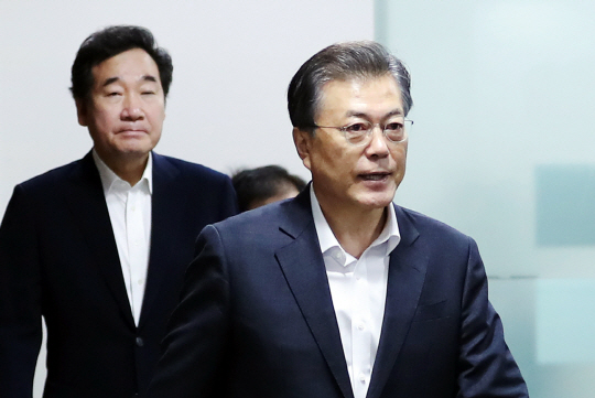 문재인 대통령이 15일 오전 청와대에서 국가안전보장회의(NSC) 전체회의를 주관하기 위해 이낙연 국무총리와 함께 회의장에 들어서고 있다. 청와대 제공