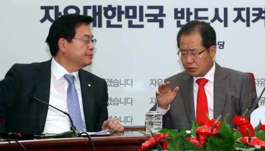 15일 오전 서울 영등포구 여의동 자유한국당사에서 열린 최고위원회의에서 홍준표(오른쪽) 대표와 정우택 원내대표가 정국 현안에 대해 논의하고 있다. 연합뉴스