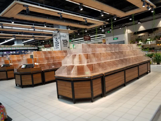 롯데쇼핑이 중국 내 롯데마트 철수를 결정한 14일 베이징 차오양구 롯데마트 왕징점은 신선상품 매대가 비어 있는 상태에서 영업을 했지만 중국 당국의 사드 주한미군 배치 경제적 보복 조장으로 중국인 고객들이 발길을 돌리면서 을씨년스러운 모습을 보이고 있다.