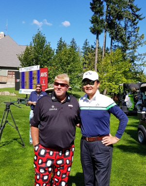 존 댈리(왼쪽)가 14일 오후(한국시간) 캐나다 브리티시컬럼비아주 빅토리아의 베어마운틴리조트에서 열린 퍼시픽링스 베어마운틴 챔피언십 프로암에서 윤은기 회장과 함께 포즈를 취했다.