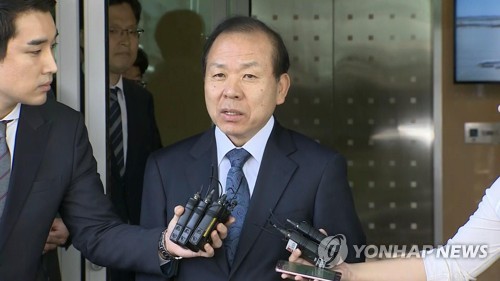 (서울=연합뉴스) 김이수 헌법재판소장 권한대행이 리투아니아에서 열린 세계헌법재판회의 제4차 총회 일정을 마치고 16일 오후 인천국제공항을 통해 귀국, 취재진의 질문에 답하고 있다. [ 연합뉴스 TV제공=연합뉴스]