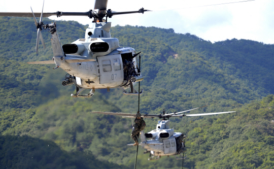 19일 오전 경북 포항 일대에서 실시된 한·미 해병대 연합 공지전투훈련에 참가한 양국 해병들이 미 해병대 UH-1Y헬기에서 레펠 강하를 하고 있다.   해병대 제공