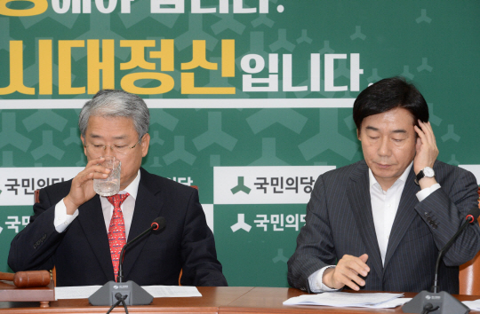 19일 오전 국회에서 열린 국민의당 원내대책회의에서 김동철(왼쪽) 원내대표가 모두발언을 마친 뒤 물을 마시고 있다. 오른쪽은 이용호 정책위의장. 김호웅 기자 diverkim@