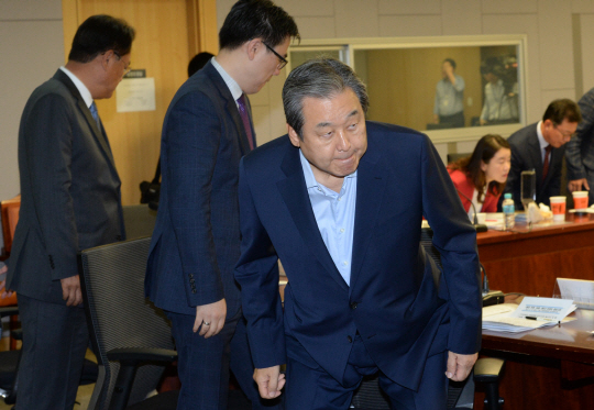 김무성(왼쪽 세 번째) 바른정당 의원이 19일 오전 국회 의원회관에서 여야 의원 연구모임 ‘열린 토론, 미래’ 주최로 열린 재정 개혁 관련 세미나에 참석, 국민의례를 마치고 자리에 앉고 있다.