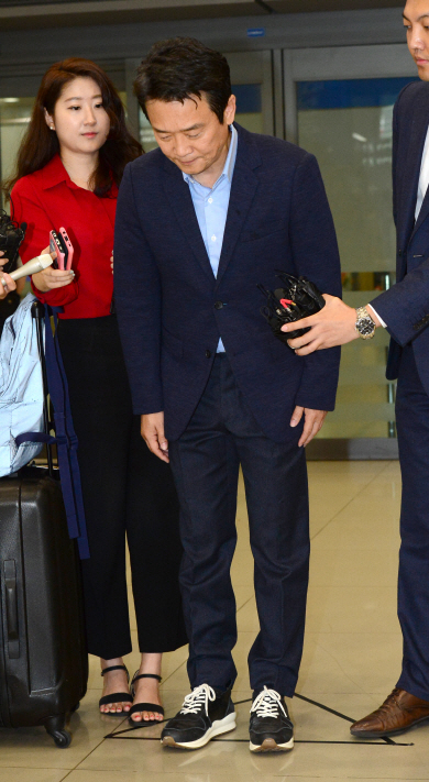 남경필 경기지사가 19일 장남의 히로뽕 투약 문제로 해외 출장을 중단하고 급거 귀국한 뒤 인천국제공항에서 사과하며 고개를 숙이고 있다.