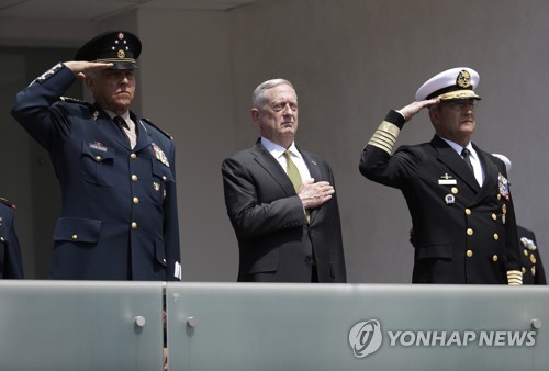 멕시코 간 매티스 미 국방장관(가운데)[AP=연합뉴스 자료사진]