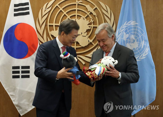 (뉴욕=연합뉴스) 문재인 대통령이 18일 오후 (현지시간) 미국 뉴욕 유엔사무국 회의실에서 안토니우 구테흐스  유엔 사무총장을 만나 평창 마스코트인 수호랑과 반다비를 선물하고 있다.