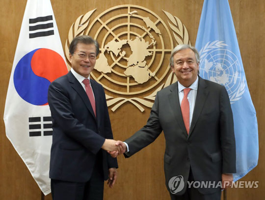 (뉴욕=연합뉴스)  문재인 대통령이 18일 오후 (현지시간) 미국 뉴욕 유엔사무국 회의실에서 안토니우 마누엘 드 올리베이라 구테흐스 유엔 사무총장을 만나 반갑게 인사하고 있다.