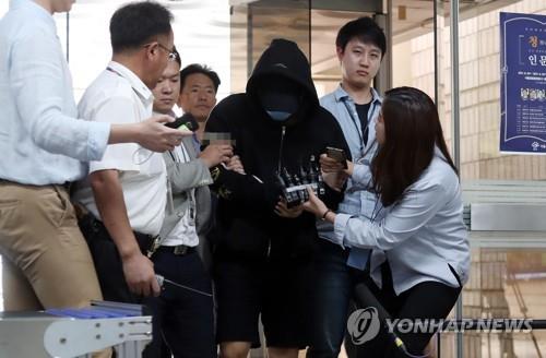(서울=연합뉴스) 필로폰을 밀반입해 투약한 혐의를 받는 남경필 경기도지사의 장남이 19일 오후 서초구 서울중앙지법에서 열리는 구속 전 피의자심문(영장실질심사)에 출석하기 위해 법정으로 향하고 있다.