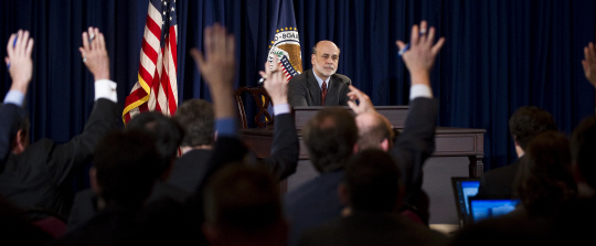 지난 2011년 4월 27일 당시 벤 버냉키 미국 연방준비은행 의장이 미국 워싱턴 연준 본부에서 연방공개시장위원회(FOMC)가 끝난 직후 기자들에게 질문을 받고 있다. 연준 의장이 기자회견을 한 것은 97년 만에 처음이었다.  자료사진