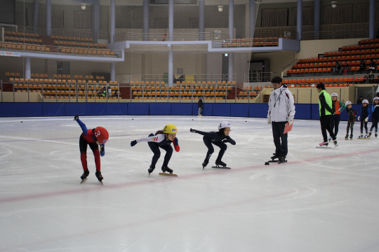 지난해 열린 제25회 문화체육관광부장관기 전국생활체육빙상대회 쇼트트랙스케이팅에서 초등부 참가자들이 출발선에 서 있다.  대한빙상경기연맹 제공