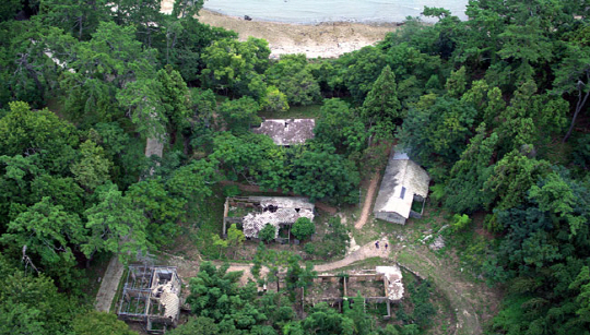 소록도에서 가장 먼저 사라진 마을 서생리의 모습. 조성룡 성균건축도시설계원 교수는 나무와 풀로 뒤덮여 건축물의 흔적도 찾기 어려웠던 이곳에서 연구원들과 함께 무너진 집을 철제 비계로 받치고, 담을 밀어붙이는 나무뿌리를 잘라내 ‘더는 무너지지 않게’ 만들어놓았다.