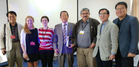 우크라이나 리비브에서 열리고 있는 제83차 국제펜총회에 한국 문인들이 참석해 북한 인권 문제 등을 논의해 참석자들로부터 주목받고 있다. 왼쪽 네 번째부터 이길원 망명북한펜센터 고문, 한 사람 건너 손해일 국제펜한국본부 이사장, 도희윤 망명북한펜센터 자문위원.  망명북한펜센터 제공