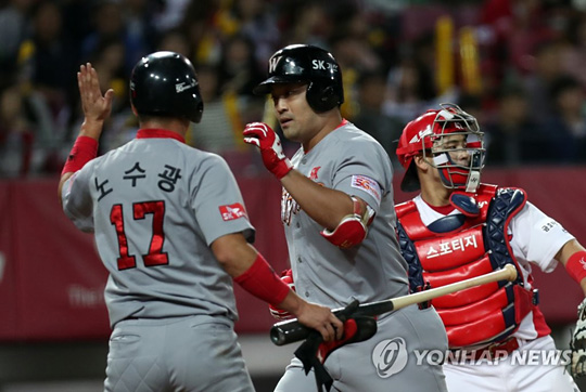 (광주=연합뉴스) 20일 오후 광주-KIA 챔피언스필드에서 열린 프로야구 SK 와이번스와 KIA 타이거즈 경기. 3회 초 2사 주자 1루 상황에서 홈런을 터뜨린 SK 정의윤이 노수광 1루코치 격려를 받고 있다.