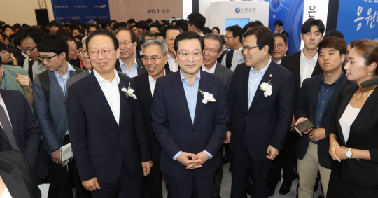 이용섭(앞줄 왼쪽 두 번째) 대통령 직속 일자리위원회 부위원장과 최종구(〃세 번째) 금융위원장, 최흥식(〃첫 번째) 금융감독원장 등이 지난 13일 동대문디자인플라자(DDP)에서 열린 ‘금융권 공동 채용박람회’에서 박람회장을 둘러보고 있다.