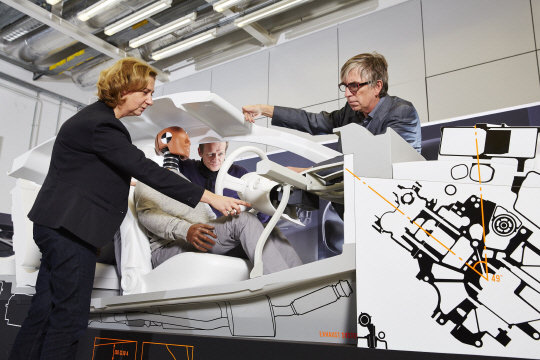 14일(현지시간) 프랑스 파리 인근 이블린에 위치한 르노 테크노센터에서 연구원들이 신차에 적용되는 차량 구조 및 안전 관련 기술에 대해 논의하고 있다.  르노 제공