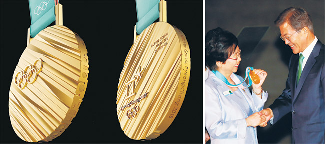 2018 평창동계올림픽 메달이 21일 오전 서울 중구 을지로 동대문디자인플라자에서 공개됐다(왼쪽 사진). 메달과 리본은 한글과 한복을 모티브로 제작됐다. 같은 시간 미국 뉴욕 메트로폴리탄 미술관에서 열린 ‘평화올림픽을 위한 메트로폴리탄 평창의 밤’ 행사에서 문재인 대통령이 김귀진 전 스피드스케이팅 국가대표로부터 평창동계올림픽 금메달에 대한 설명을 듣고 있다(오른쪽). 연합뉴스