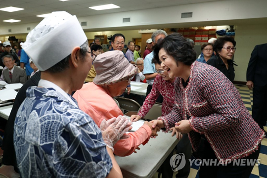 (뉴욕=연합뉴스) 문재인 대통령 부인 김정숙 여사가 20일 오후(현지 시간) 미국 뉴욕 플러싱에 위치한 한인경로회관을 방문, 어르신들과 인사하고 있다.