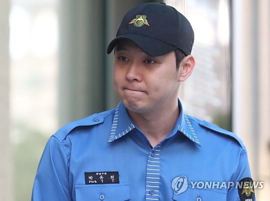 (서울=연합뉴스) 그룹 JYJ의 박유천이 25일 오후 서울 강남구청에서 사회복무요원으로 대체 군복무를 마치며 청사를 나서고 있다.
