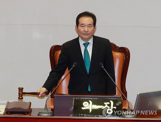 (서울=연합뉴스) 정세균 국회의장이 21일 오후 국회 본회의에서 김명수 대법원장 후보자 임명동의안 가결을 알리며 의사봉을 두드리고 있다.
