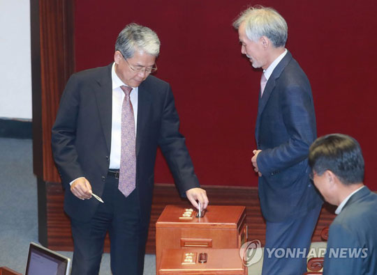 (서울=연합뉴스)  국민의당 김동철 원내대표가 21일 오후 국회 본회의에서 김명수 대법원장 후보자 임명동의안 투표를 하고 있다.