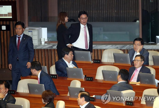 (서울=연합뉴스)  자유한국당 정우택 원내대표가 21일 오후 국회 본회의에서 김명수 대법원장 후보자 임명동의안이 통과하자 자리에서 일어나고 있다.