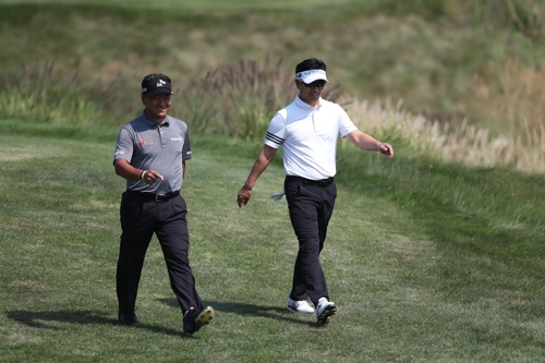 최경주(왼쪽)와 양용은. [KPGA 제공=연합뉴스]