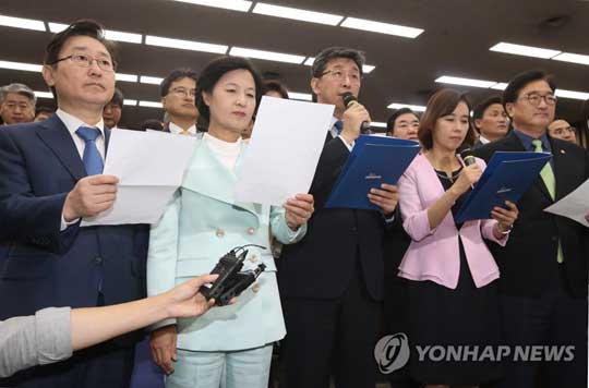 호소문 발표하는 더불어민주당(서울=연합뉴스) 21일 오후 김명수 대법원장 후보자 임명동의안 투표를 앞두고 더불어민주당 의원들이 야당의원들에 보내는 호소문을 발표하고 있다. 2017.9.21