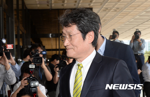 【서울=뉴시스】임태훈 기자 = 배우 문성근이 이명박 정부 시절 국가정보원이 작성한 문화·예술계 블랙리스트 사건과 관련해 참고인 신분으로 피해자 조사를 받기위해 18일 오전 서울 서초구 서울중앙지방검찰청 국정원 수사팀에 출석하고 있다. 2017.09.18.