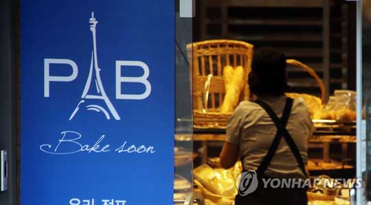 (서울=연합뉴스) 고용노동부가 국내 최대 베이커리 프랜차이즈인 파리바게뜨 본사가 가맹점에서 일하는 협력업체 소속 제빵기사들에게 직접 업무지시를 내리는 등 사실상 ‘불법 파견’ 형태로 고용한 것으로 결론을 내린 21일 서울 시내 한 파리바게뜨 점포에서 관계자가 제품을 정리하고 있다.